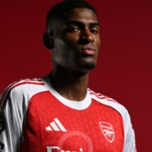 El colombiano Christian Mosquera fue presentado por el Arsenal.
